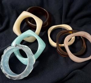 Bracelets en résine à finition brillante pour femmes, bords lisses, ajustement confortable, couleurs personnalisées, style mignon - à porter au quotidien pour le bureau ou les tenues décontractées - Product Image 4