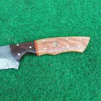 Diseño personalizado hecho a mano Damasco acero caza Skinner cuchillo de hoja fija mango de madera con Funda de cuero gratis