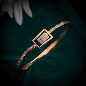 กำไลข้อมือสแตนเลสชุบทองทันสมัย ทรงสี่เหลี่ยม ประดับด้วยเพชรคิวบิกเซอร์โคเนีย (AD) แบบช่อง  วัสดุอัลลอยด์คุณภาพสูง สไตล์โมเดิร์น - Product Image 2