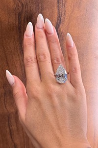 Anillo de Compromiso de Lujo con Diamante Cultivado en Laboratorio de Corte Pera de 12.00 Quilates, Oro Blanco de 18K, Halo Oculto, Certificado IGI, Regalo - Product Image 5