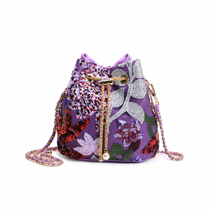Bolso de Mano Tipo Cubo con Lentejuelas Bordadas Florales y Correa de Cadena Dorada para Mujer - Product Image 1