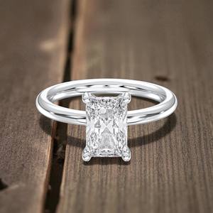 Anillo de compromiso de diamantes de moissanita de 2,10 quilates de corte radiante y redondo de quilates, hecho en plata para mujer - Product Image 4