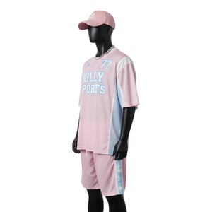 Ensemble short de basketball pour homme, polyester respirant de qualité supérieure, empiècements latéraux rose et bleu, logo personnalisé par transfert thermique. - Product Image 3