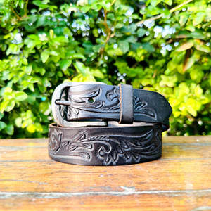 Cinturón de Cuero Vacuno Genuino Hecho a Mano, Longitud Personalizada, Estilo Clásico de Negocios, Color Negro con Grabado Floral de Vid, con Hebilla - Product Image 1