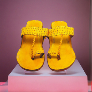 100% cuir véritable Kolhapuri Chappals fabriqués à la main pantoufles ethniques indiennes traditionnelles pour hommes avec des accents de gland rouge blanc - Product Image 3