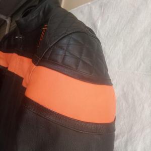 Chaqueta de Cuero Genuino Hecha a Medida con Logotipo Bordado de Harley, Bordado 3D, Protección Anti-UV, Manga Larga, Forro Extraíble - Harley - Product Image 4