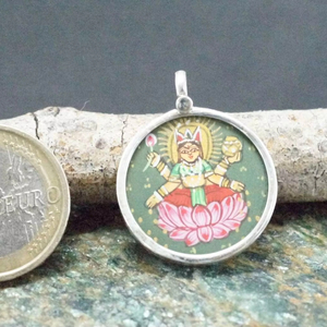 Lakshmi Lord Pendentif en argent 925 artisanal à motifs floraux Style bohème indien pour mariage Fiançailles Cadeau en verre encadré - Product Image 1