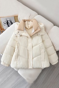 Veste rembourrée en coton d'hiver décontractée pour femmes Design populaire avec col montant caractéristique coupe-vent fermeture à glissière personnalisable en gros - Product Image 3