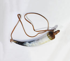 Auténtica Cuerno de Polvo Vikingo Hecho a Mano con Detalles de Latón Grabado y Correa de Hombro de Cuero, Estilo Medieval Tradicional - Product Image 3