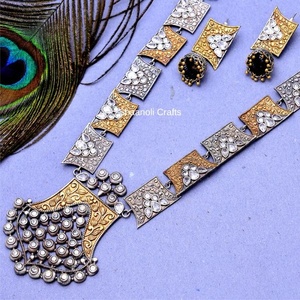 Nouveauté Collier long fait à la main avec collier gravé Bijoux de mariage pour femmes et filles porter dans la fête de mariage - Product Image 3