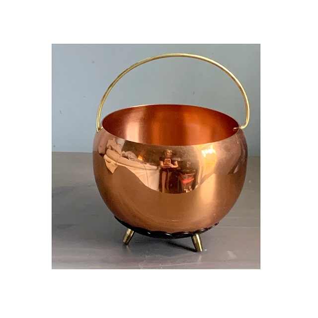 Antique Design Pure Aluminium Single Piece Planter for Garden and Balcony Decoration at Economical Rate