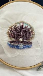 Sac fourre-tout en raphia rayé noir et naturel, tissé à la main, sac de plage bohème avec poignées tressées, accent de pompon et breloque perlée - Product Image 3