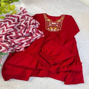 Ensemble élégant de robe et pantalon en mousseline de soie rouge cerise comprenant 2.2 m Taby Silk Dupatta avec bordures à motif de boîte - Product Image 2