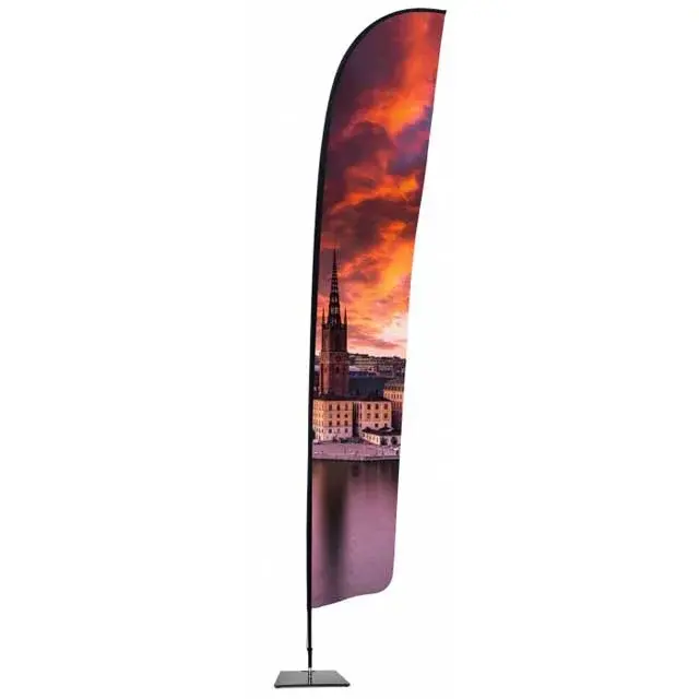 Publicidad exterior pluma playa arco viento bandera