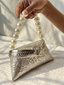 Bolso de Mano de Plata Ornamentado Hecho a Mano en India, Bolso de Mano de Latón con Adornos de Perlas, Bolso de Lujo de Diseñador para Mujer, para Bodas y Fiestas - Product Image 3
