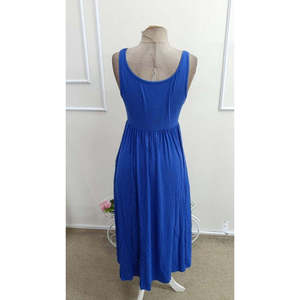 Robe longue en viscose à bretelles et col rond avec fente latérale pour femme, 36175 - Bleu Saks - Product Image 5