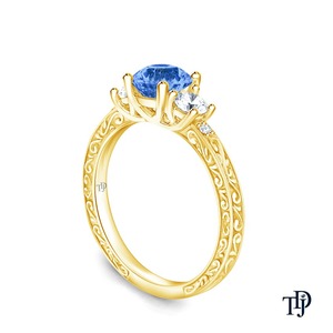 Bague en or 14 carats avec motif de défilement antique, trois pierres de saphir bleu - Product Image 4