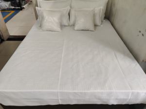 Juego de Sábanas de Lujo para Hotel, Tamaño Completo, Blancas, 100% Algodón Orgánico, Estilo Simple, 300 Hilos, Juego de Ropa de Cama a Rayas, Jhelum Impex - Product Image 3