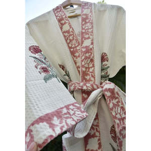 ชุดคลุมอาบน้ำผ้าฝ้ายวาฟเฟิลลายบล็อกพิมพ์มือสีชมพูเบิร์นท์ สไตล์คลาสสิกระดับพรีเมียม แขนยาวสำหรับผู้หญิง พร้อมเชือกผูกปรับได้  รับสกรีนโลโก้ เนื้อผ้านุ่ม - Product Image 3