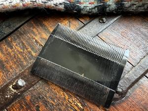 Peine artesanal de cuerno natural The Craft Exim con grabado a mano para el cuidado diario del cabello, ideal para un cabello suave, hecho en India. - Product Image 6