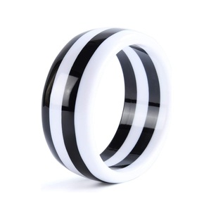 Bijoux de mode au design personnalisé Bracelet large en résine pour femmes disponible à un prix abordable à vendre - Product Image 3