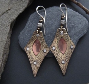 Arete de cobre de estilo vintage con motivos étnicos detallados hecho a mano con cuidado para ocasiones especiales tradicionales - Product Image 5