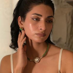 Collier ras-de-cou Gajaah 925 en argent The AURA, une ligne moderne de diamants Polki et d'émeraudes pour femme, idéal pour les mariages, les fêtes et les fiançailles. - Product Image 1