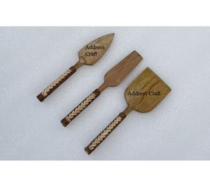 Ensemble de 4 couteaux à beurre en bois de restaurant personnalisés avec manche en rotin et osier tissé - Product Image 6