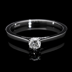 Bague de fiançailles solitaire minimaliste en or 14 carats avec diamant brillant rond naturel de 0,23CTW au design élégant et moderne - Product Image 1