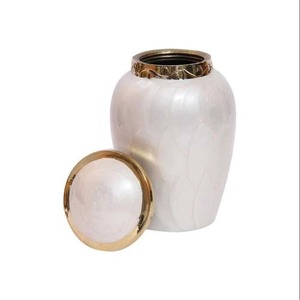 Les urnes métalliques haut de gamme sont fabriquées à la main, garantissant des urnes émaillées de couleurs étonnantes, uniques et spéciales, une arrivée fantastique. - Product Image 1