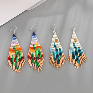 Pendientes de estilo étnico bohemio europeo y americano, pendientes largos hechos a mano con cuentas de borla para mujer - Product Image 1
