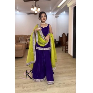 Costume Sharara en velours de qualité supérieure pour femmes avec un haut long élégant, parfait pour les mariages et les célébrations, disponible à la vente - Product Image 1