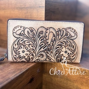 Cartera de chequera de cuero occidental con herramientas a mano, Cartera de cuero genuino 100% con cremallera Floral, Cartera de mano de mujer de piel de vaca personalizada - Product Image 1