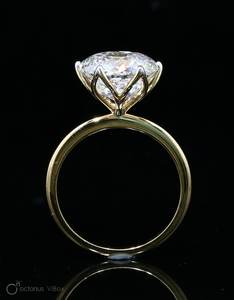 SHIVPATH Nuevo Anillo de Compromiso de Lujo Chapado en Oro de 14k con Engaste de Canal y Moissanita de Corte Portugués Brillante - Product Image 2