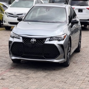 Avalon : Pack complet haut de gamme, conduite à gauche, sièges en cuir, pneus R16, propulsion arrière, régulateur de vitesse adaptatif - Product Image 1