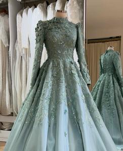 Vestido de Novia de Satén Marroquí de Lujo para Fiesta Formal Adornado con Delicados Patrones y Adornos Audaces para una Elegancia Atemporal - Product Image 3