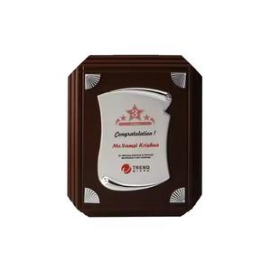 Placa de desplazamiento de plata de fabricación india con base de madera decorativa para premios corporativos disponible a precio de fábrica - Product Image 2