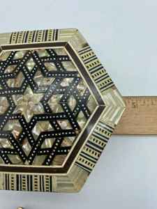 Boîte à bijoux personnalisable de luxe moderne, en bois fait main, avec incrustation de nacre et motif floral gravé, qualité export - Product Image 6