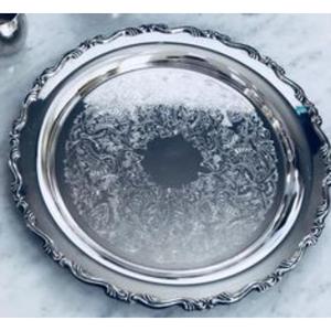 Plateau de service en acier inoxydable au design contemporain, présentation et service élégants pour une variété de plats - Product Image 3