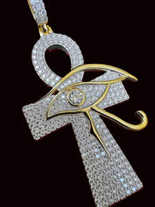 Pendentif Croix Glacée avec Œil pour Hommes et Femmes, en Argent Sterling 925, Moissanite, Plaqué Rhodium et Or 14K, Forme Ailes, Bijoux Personnalisés - Product Image 4