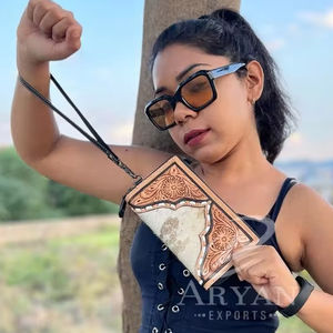 Fouet fait à la main point fleur en cuir repoussé et portefeuille en cuir de vachette Western en cuir sculpté femme pochette Western en cuir véritable fermeture éclair sac à main - Product Image 1