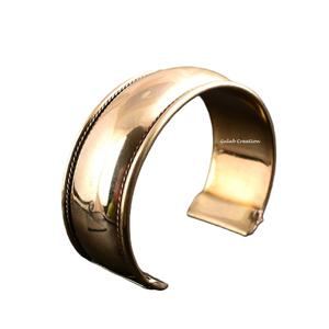 Brazalete abierto de latón puro, brazalete pulido ajustable hecho a mano para hombres y mujeres, joyería de moda minimalista y atemporal - Product Image 1