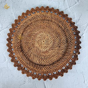 Ratán de alta calidad estándar bajo chapado cargador de ratán hecho a mano mantel para fiesta forma personalizada plato para servir comida en la India - Product Image 4