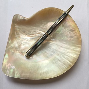 Stylo à bille de luxe. Le stylo est fabriqué à partir d'une coquille de perle noire. Sous les mains d'artisans qualifiés, apportant des produits haut de gamme cadeau significatif - Product Image 4