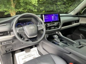 Limpio de segunda mano 2024 Toyo_ta Grand Highlander Limited tracción delantera - Product Image 5