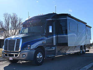 Ordenado 2026 F r e i g h t LI N E R M2 + 106 Sport-chasis LH5 Luxury Crew Cab H a u l e r - Product Image 3