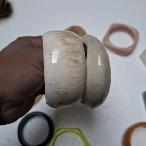 Bracelet en résine effet marbre, bijoux élégants et tendance pour femmes - Product Image 1