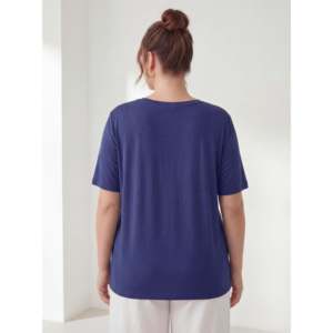 T-shirt col V grande taille pour femme bleu marine - Product Image 4