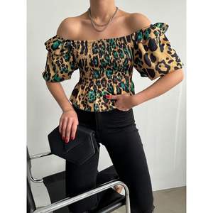 เสื้อผู้หญิงคอวีสีเขียวมรกตยี่ห้อ Topshow ขายส่งเสื้อเชิ้ตลายเสือดาว - Product Image 4