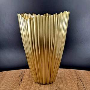 Vase en métal décoratif conçu pour rehausser les thèmes décoratifs dans les espaces de vie avec une touche artistique et une intérêt visuel - Product Image 1